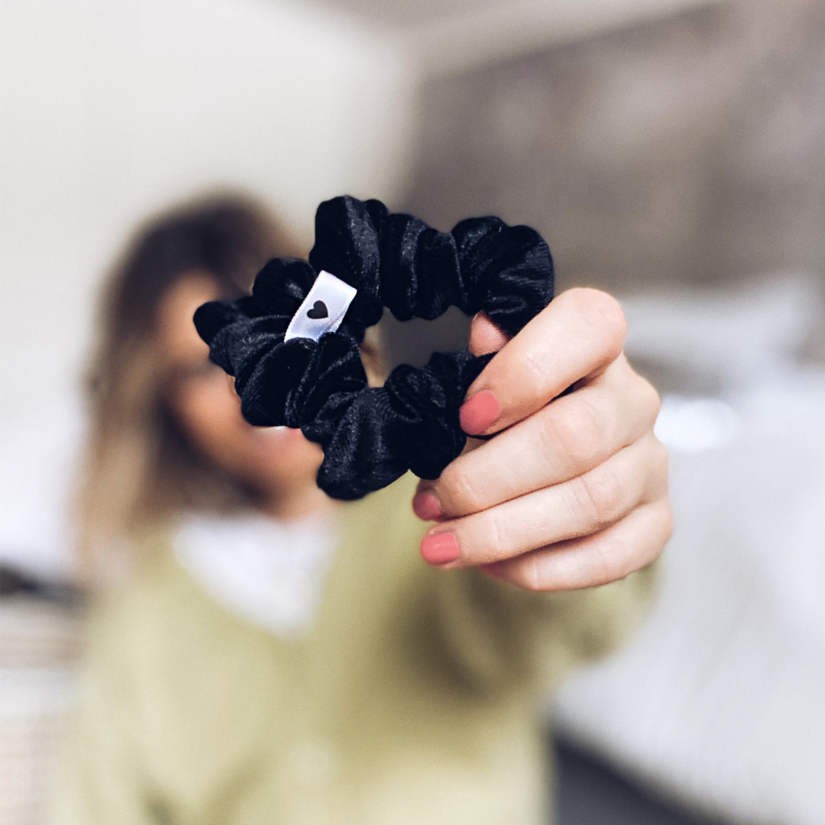 4270001212672_4-600x600 Bellody Original Scrunchies Velours Classic Black (1 Stück)